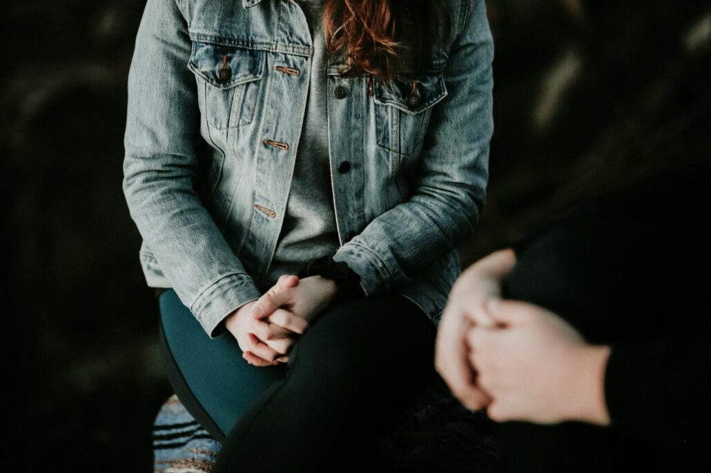 A woman talking to a therapist at an addiction treatment center Idaho